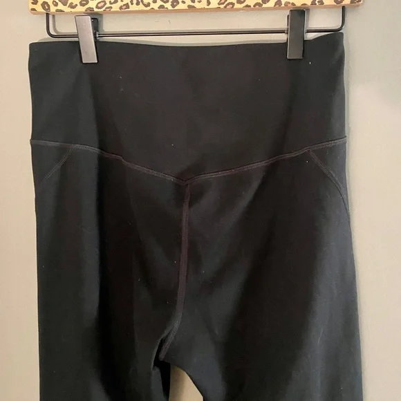 GIRLFRIEND COLLECTIVE | High Waist Compressive Capri Length Crop Black Legging - Picture 5 of 7